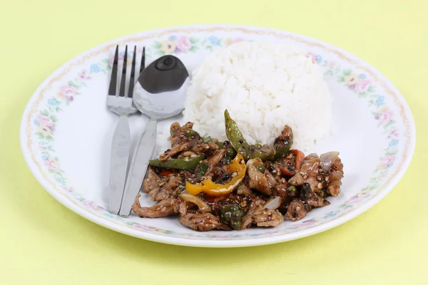 Stir goreng kale daging babi renyah dengan nasi kukus — Stok Foto