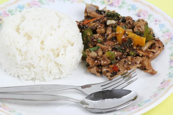 Stir fried beef with black hot pepper and steam rice — Stock Photo, Image