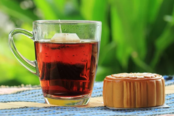 Mondkuchen und heißer Tee — Stockfoto