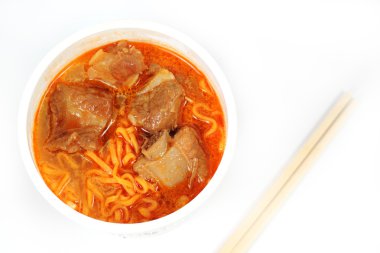 anlık erişte baharatlı kaburga domuz yemek çubuğu ile