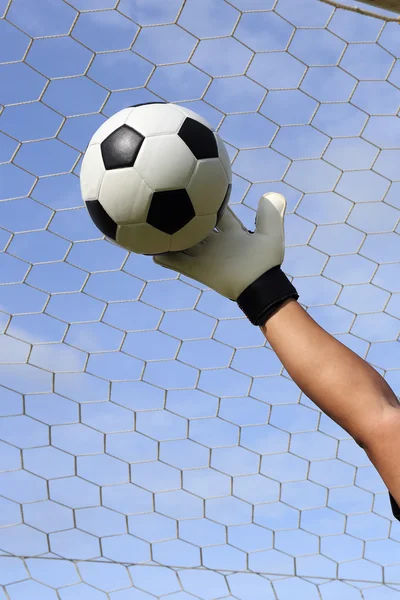 Mãos de goleiro e bola de pé — Fotografia de Stock