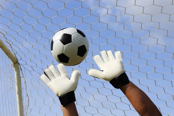 Mãos de goleiro e bola de pé — Fotografia de Stock