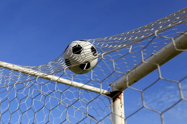 Balón de pie en la red de gol — Foto de Stock