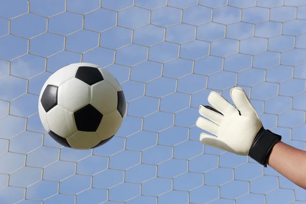 Manos del portero alcanzando la pelota del pie — Foto de Stock