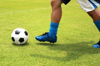 futbol oyuncusu topu ile çalışan