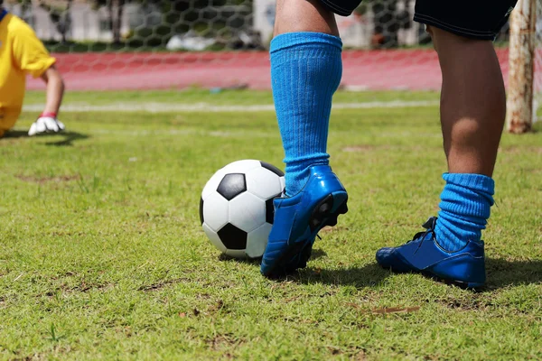 Fußballer kickt Fußball — Stockfoto