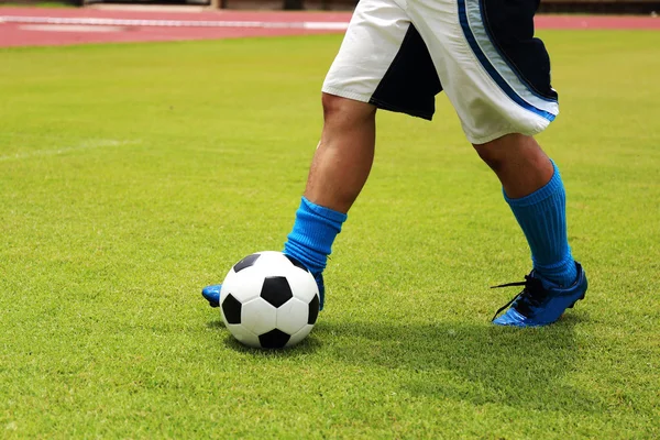 Soccer player körs med boll — Stockfoto