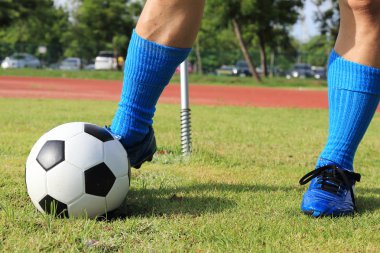 futbol oyuncusu topu ile çalışan 