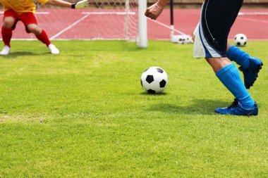 futbol oyuncusu topu ile çalışan 