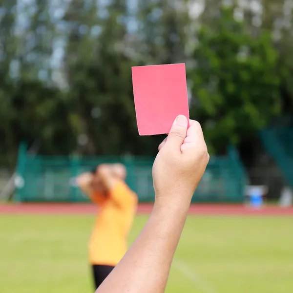 Mano de árbitro con tarjeta roja — Foto de Stock