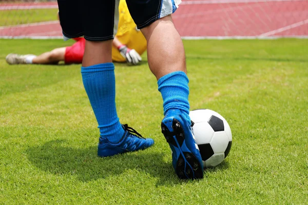 Soccer player will be shooting — Stock Photo, Image
