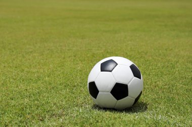 Sahada futbol topu