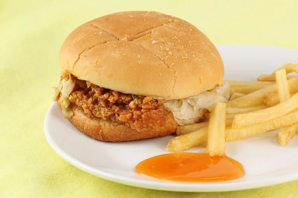 Bliska chrupiący kurczak burger z francuskim smażone — Zdjęcie stockowe