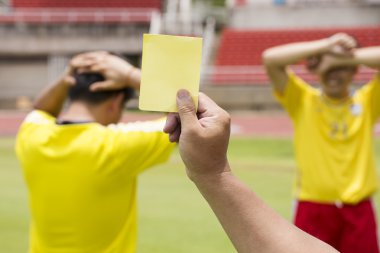 Futbol hakem sarı kart göster 