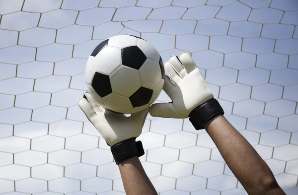 Manos del portero alcanzando la pelota del pie — Foto de Stock