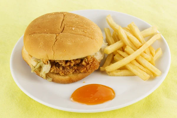 Burger kurczaka chrupiące z francuskim smażone — Zdjęcie stockowe