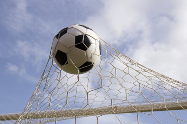 Futbol topu kale ağında. 