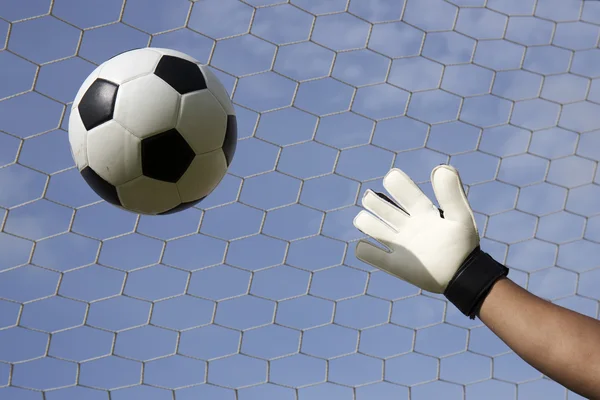 Mãos de goleiro atingindo bola pé — Fotografia de Stock