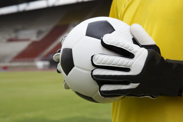 Goleiro de futebol com bola — Fotografia de Stock