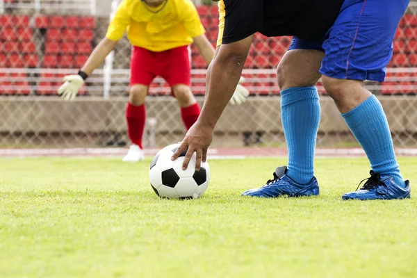 Voetbal voorbereiden op een boete schot — Stockfoto