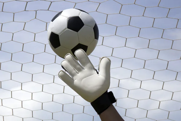 Mãos de goleiro atingindo bola pé — Fotografia de Stock