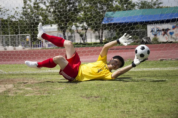 ゴールキーパーは、サッカー ボールをキャッチします。 — ストック写真