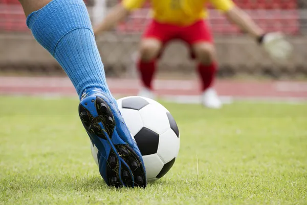 Joueur de football qui court avec le ballon — Photo