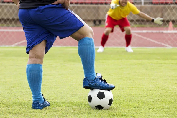 Voetbal voorbereiden op een boete schot — Stockfoto