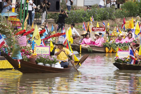 Ayutthaya, thailand - 11 juli: oidentifierade personer på blomma boa — Stockfoto