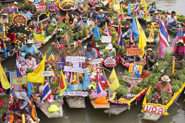 AYUTTHAYA, TAILANDIA - 11 de julio: Personas no identificadas en boa de flores —  Fotos de Stock