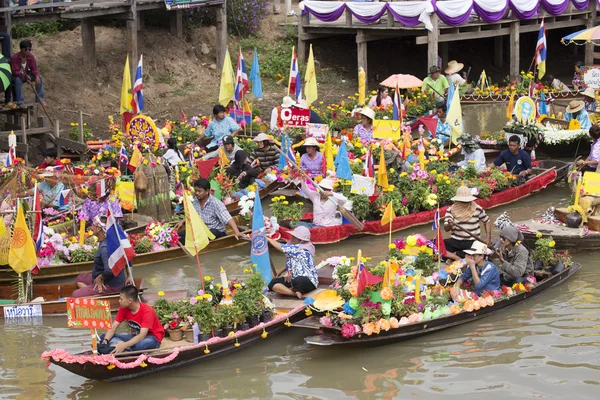 AYUTTHAYA, TAILANDIA - 11 de julio: Personas no identificadas en boa de flores —  Fotos de Stock