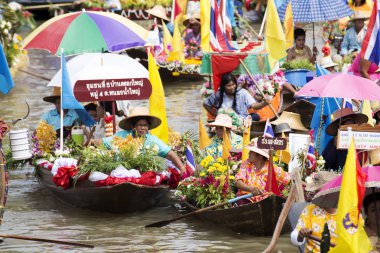 Ayutthaya, Tayland - 11 Temmuz: çiçek boa üzerinde kimliği belirsiz kişi