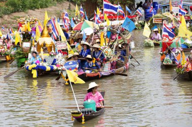 Ayutthaya, Tayland - 11 Temmuz: çiçek boa üzerinde kimliği belirsiz kişi