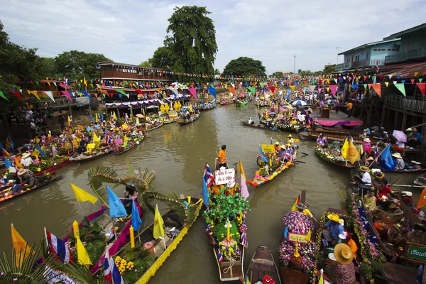 AYUTTHAYA, THAILAND - JULY 11: Unidentified people on flower boa — Stock Photo, Image
