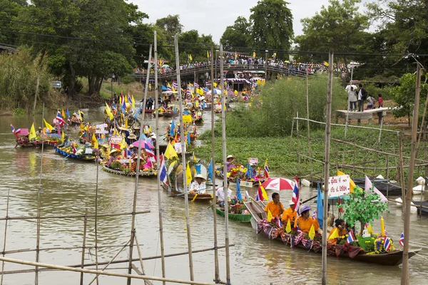 AYUTTHAYA, TAILANDIA - 11 de julio: Personas no identificadas en boa de flores —  Fotos de Stock