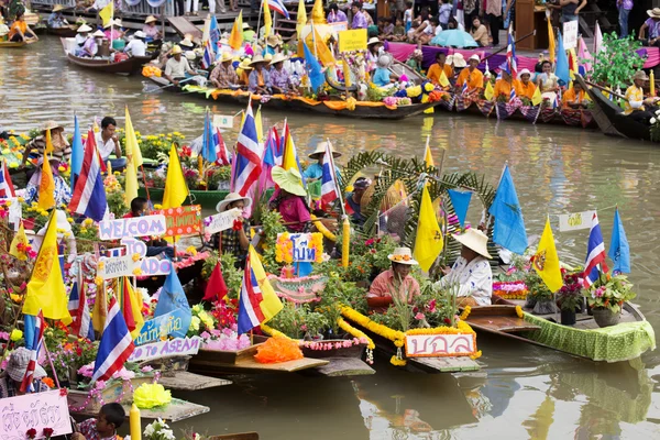 Ayutthaya, thailand - juli 11: Unbekannte auf blumenboa — Stockfoto