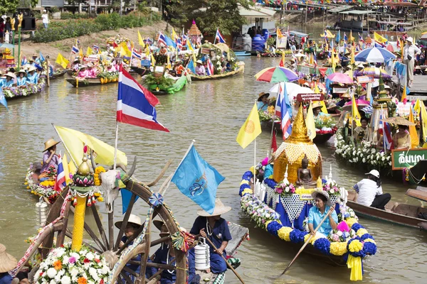 AYUTTHAYA, TAILANDIA - 11 de julio: Personas no identificadas en boa de flores —  Fotos de Stock