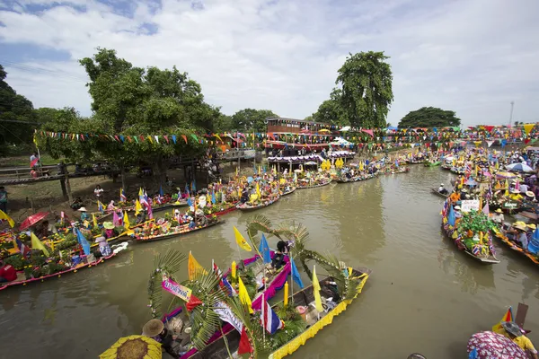 AYUTTHAYA, TAILANDIA - 11 de julio: Personas no identificadas en boa de flores —  Fotos de Stock