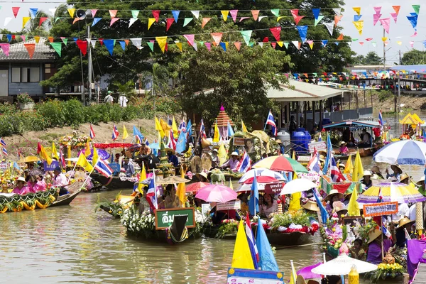 Ayutthaya, thailand - 11 juli: niet-geïdentificeerde mensen op bloem boa — Stockfoto