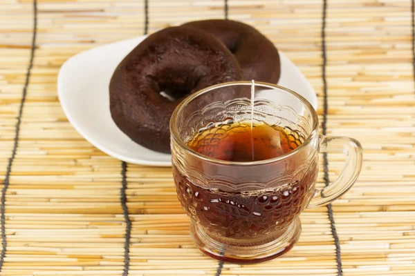Donut och varmt te — Stockfoto