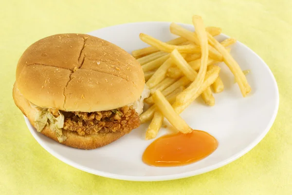Bliska burger kurczaka chrupiące z francuskim smażone — Zdjęcie stockowe