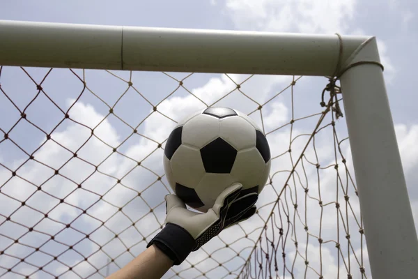 Målvaktens händer nå fotboll — Stockfoto