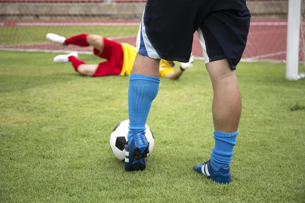 Voetbalspeler schieten — Stockfoto