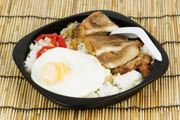 Carne de porco grelhada em arroz — Fotografia de Stock