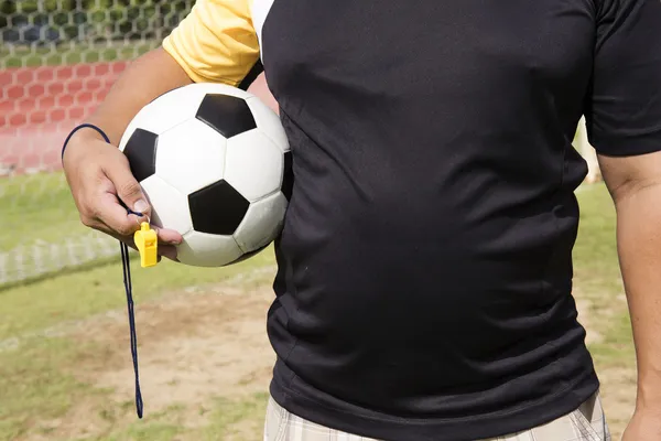 Fußballrichter steht mit Ball — Stockfoto