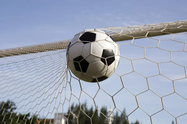 Bola en la red de gol — Foto de Stock