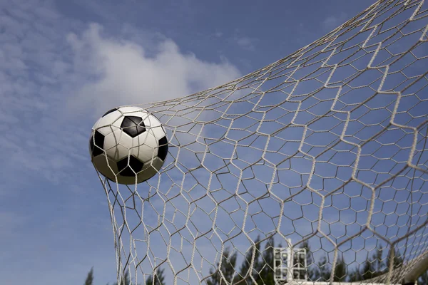 Bola en la red de gol —  Fotos de Stock