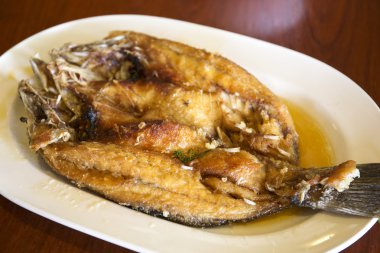 derin kızarmış levrek balık w