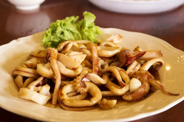 Remover los calamares frescos fritos —  Fotos de Stock