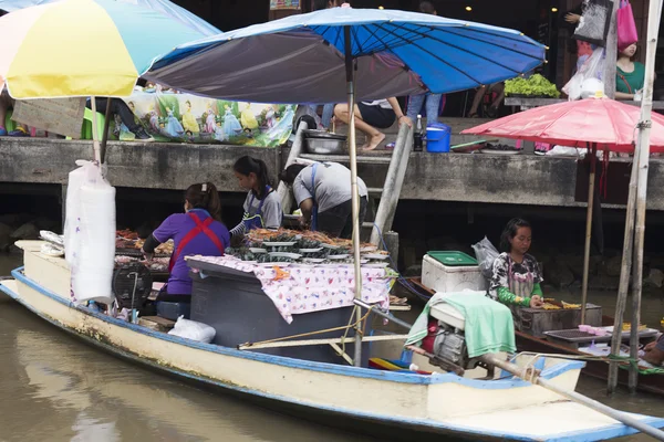 Samuthsongkram, thailand-juli 26, 2014: die berühmte schwimmende marke — Stockfoto